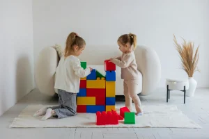 “Ona je baš egocentrična – misli samo na sebe!” Koliko ste puta čuli sličan komentar upućen djetetu? Iako se na prvu može učiniti da dijete razmišlja samo o sebi, važno je znati da je egocentričnost normalna i očekivana razvojna faza, a ne znak sebičnosti ili lošeg odgoja.